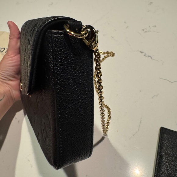 Louis Vuitton crossbody bag - Picture 4 of 11